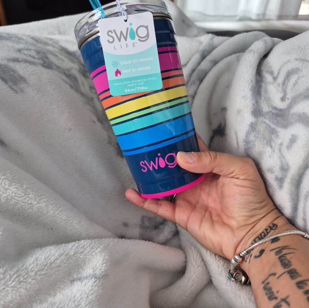 Swig Life NWT Rainbow Stripe Insulated Party Cup - Blue 24 Oz - Picture 6 of 6